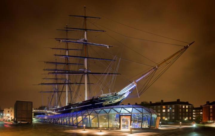 Black Pearl And Captain Sparrow Londra Exterior foto